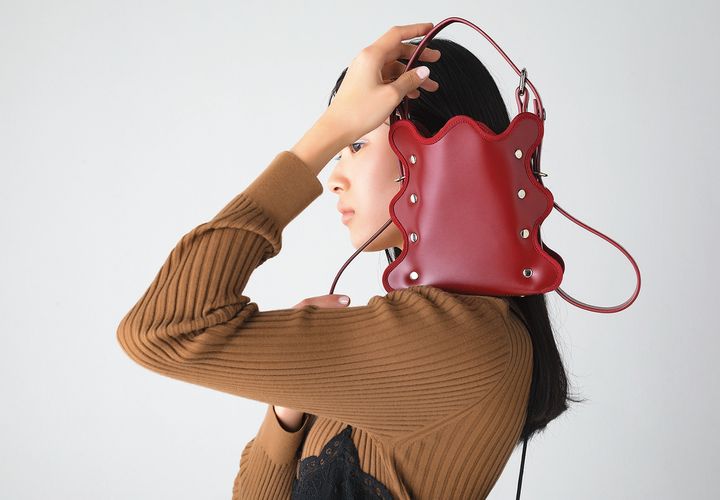 有機的なフォルムが印象的なブランドのシグネチャーバッグに、ひと回り小さいサイズが登場。ストラップをアジャストさせることで、手持ち、肩がけ、斜めがけもできる3WAYに。