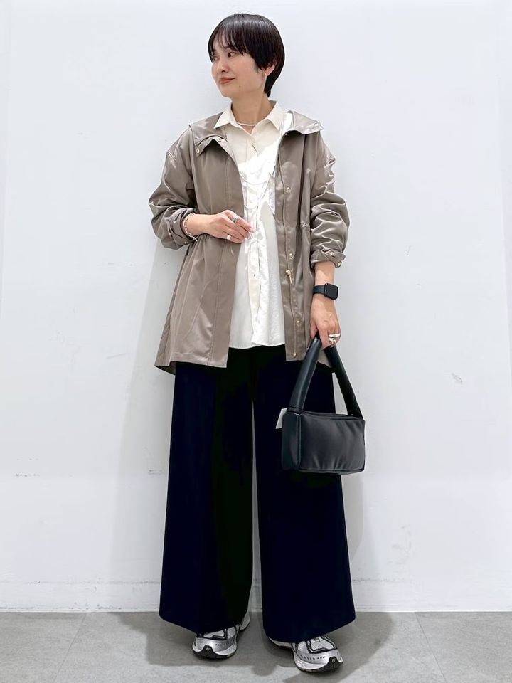 3月はマウンテンパーカーなどライトな素材使いのものに変えて 出典：WEAR