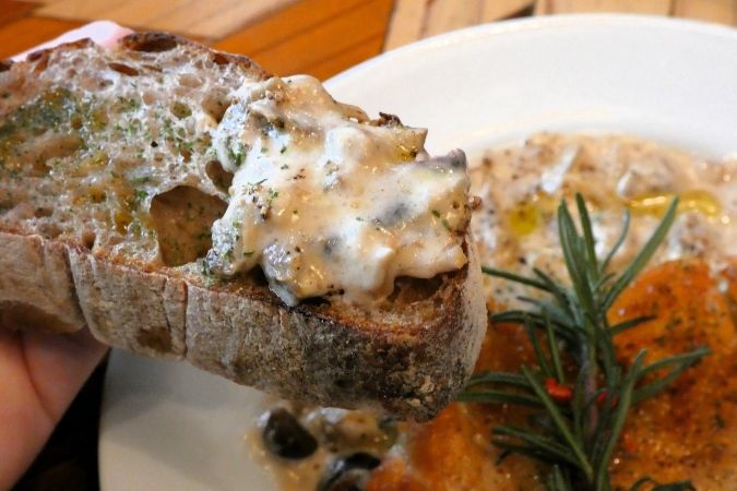 コバカフェ バゲットにソースをのせて