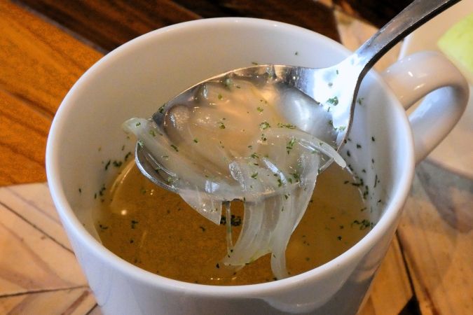 コバカフェ コンソメスープ すくったところ