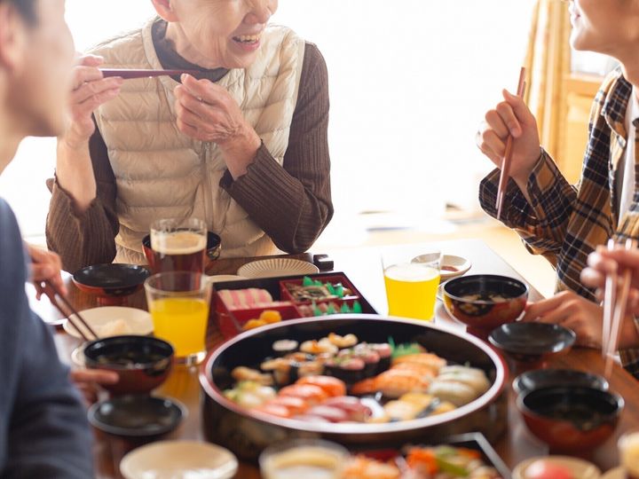 【管理栄養士が回答】お正月明けの胃をいたわるために「七草がゆ」の風習がありますが、味が苦手という方もいるようです。胃に優しいおすすめメニューをご紹介します。