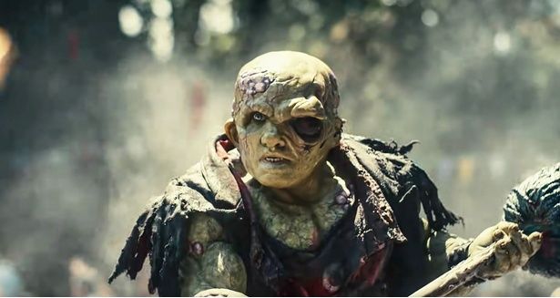 いじめられっ子の青年が醜い“毒々モンスター”へと変貌してしまうさまを描く [c]Cineverse Entertainment / Courtesy Everett Collection