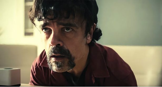 主人公ウィンストンを演じたピーター・ディンクレイジ [c]Cineverse Entertainment / Courtesy Everett Collection