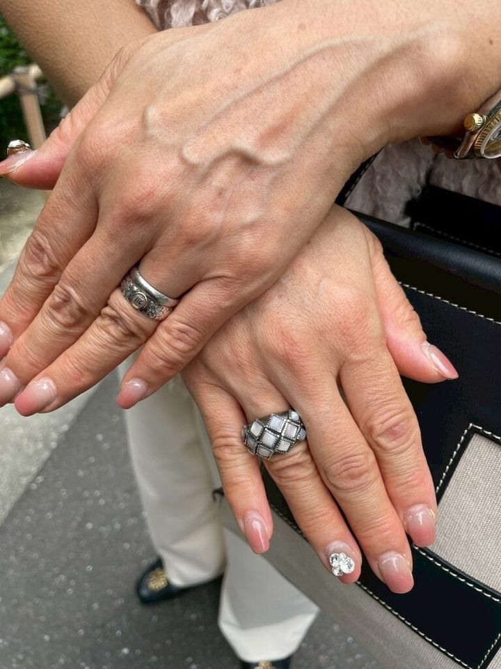 ネイルにもビジューをセット