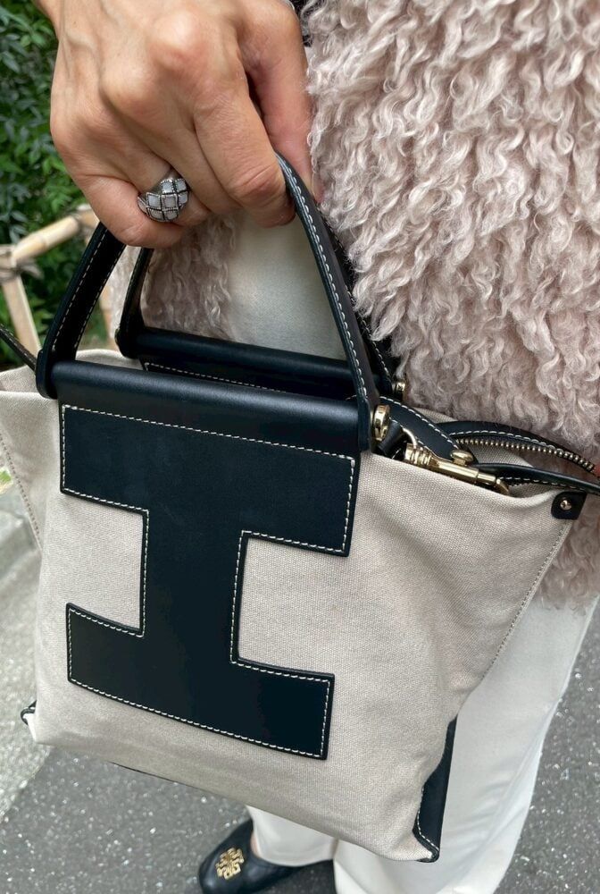 『lacucci 』のバッグ