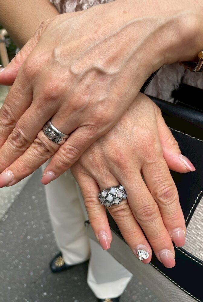 ネイルにもビジューをセット