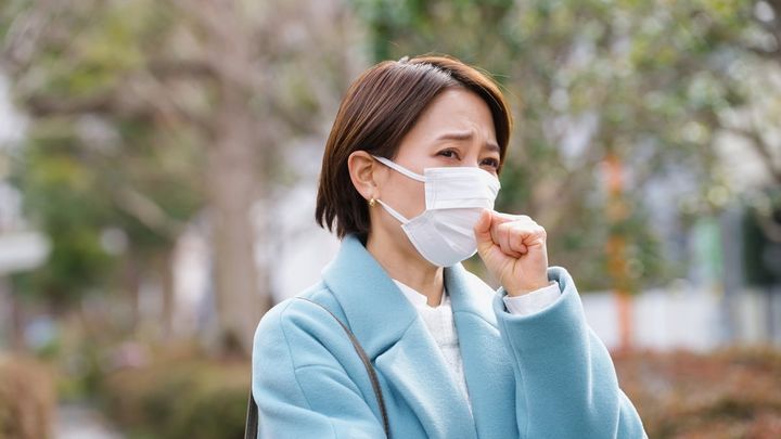 喉の痛みを悪化させる飲食物とは？（画像はイメージ）