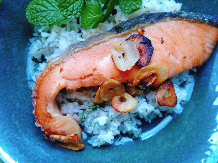 脂ののったサーモンと甘辛。パセリご飯で最高の1品に。サーモンステーキパセリライス