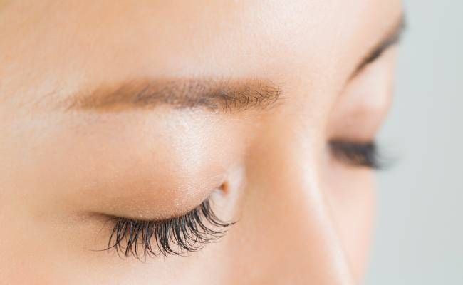 女性の眉と目元のイメージ