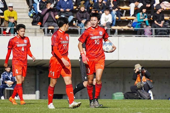画像: 失点後も仲間とコミュニケーションをとる河野（右、写真：浅野凜太郎）