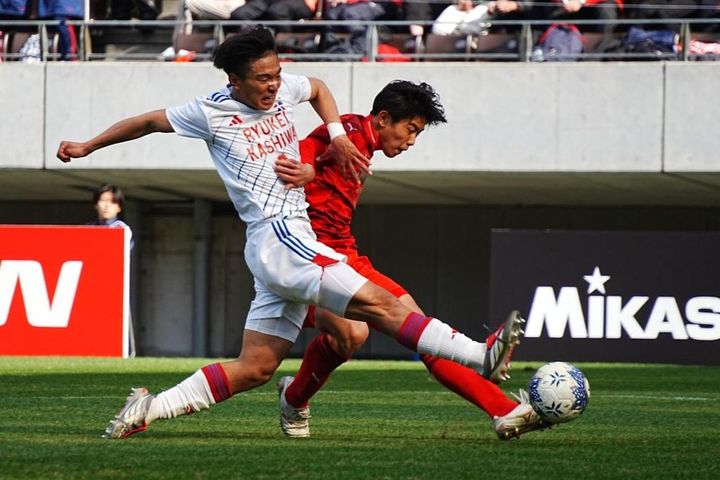 画像: 先制点を決めた山下（右、写真：浅野凜太郎）