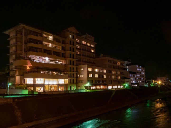 All About ニュース編集部が全国250人を対象に実施した「グルメも楽しめると思う温泉地に関するアンケート」の調査結果から、グルメも楽しめると思う「熊本県の温泉地」ランキングを発表！ 2位「人吉温泉」を抑えた1位は？