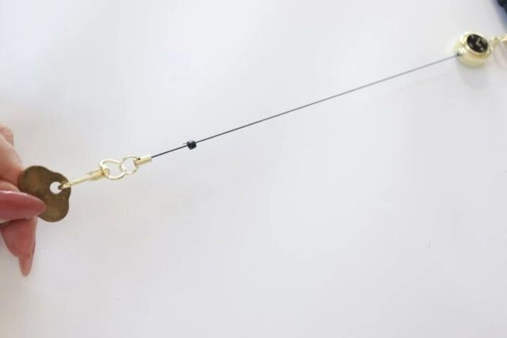 ダイソーのリールキーホルダー 時計はバッグに装着したまま鍵を取り出せる