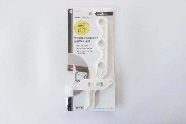 ダイソーのハンガーラック 窓枠用のパッケージ