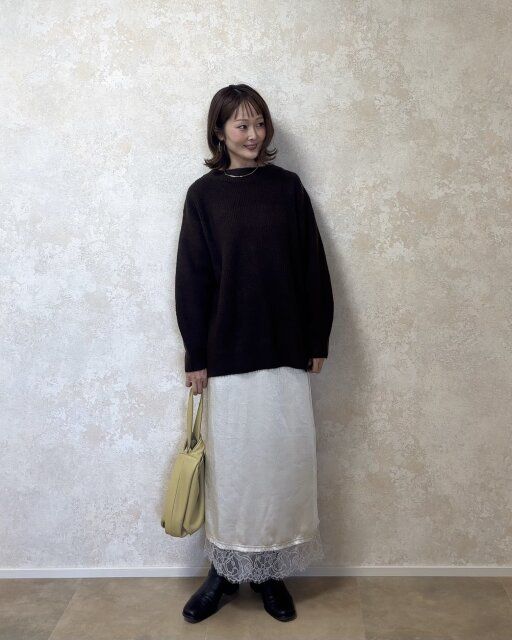 GUパフニットオーバーサイズチュニックとレーススカートコーデ