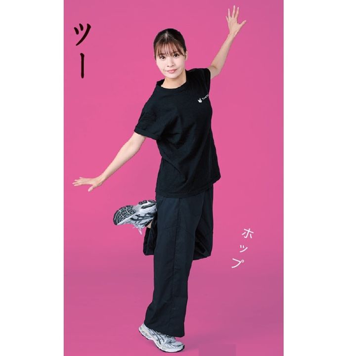 2、右足に重心を移し、左脚を曲げながら上げる。同時に左腕は上、右腕は下へ。