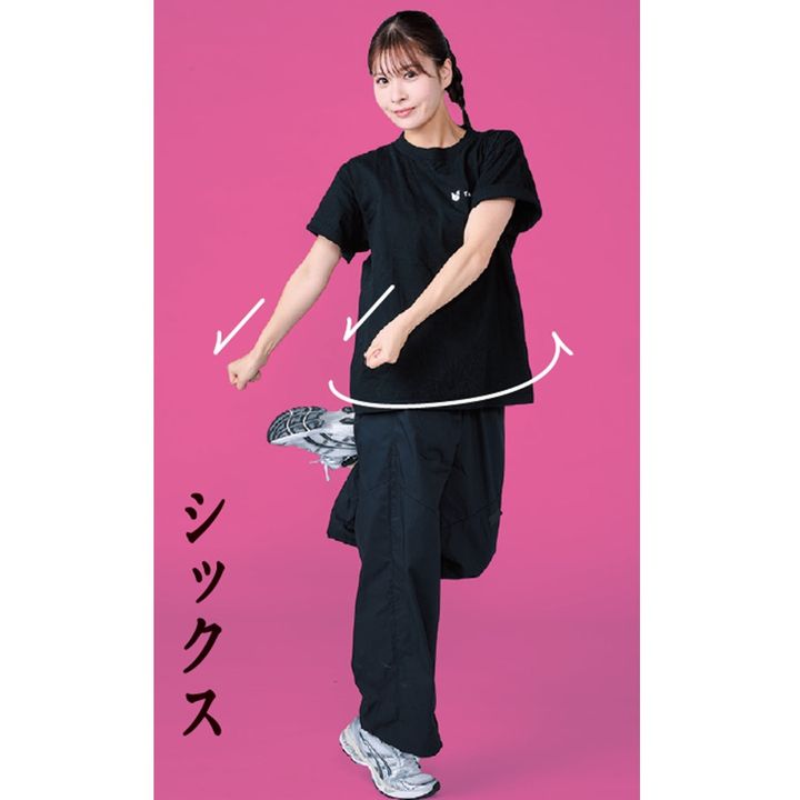 6、右足に体重をかけて左脚を曲げながら上げて、両腕を斜め右下へ。