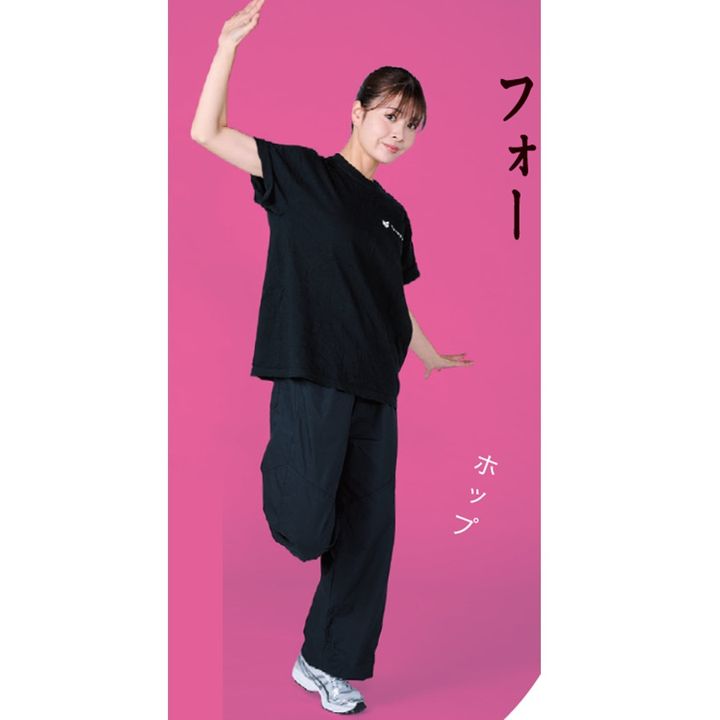 4、左足に重心を移し右脚を曲げながら上げる。同時に右腕は上、左腕は下へ。