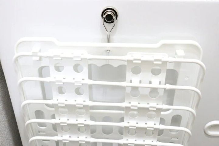 ダイソーの折り畳み式ランドリーバスケットは通気性が良く省スペースで置ける