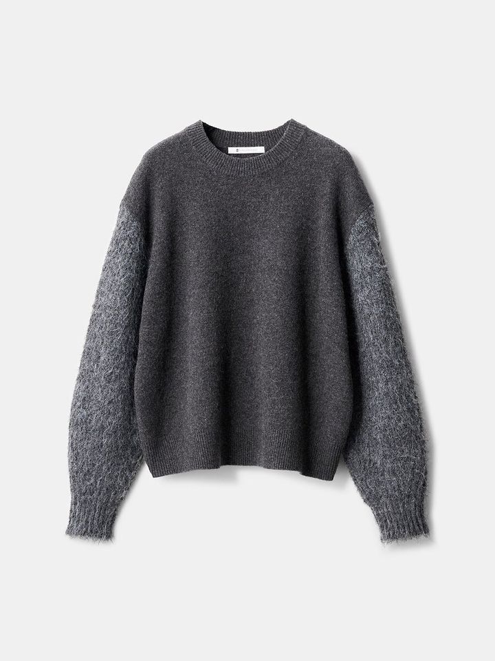 PLSTのブラッシュドスリーブセーター