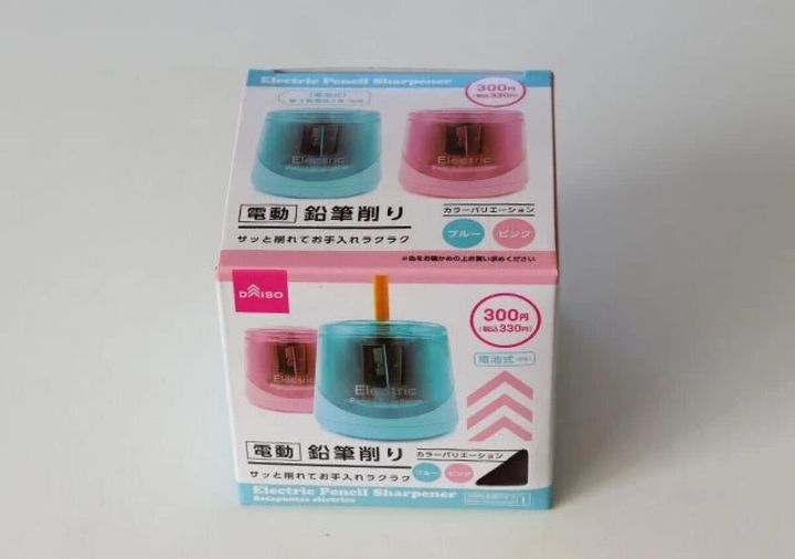 ダイソーの電動鉛筆削りのパッケージ