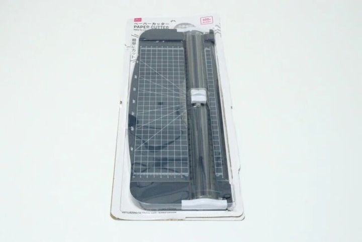 ダイソーのペーパーカッター（分度器付）のパッケージ