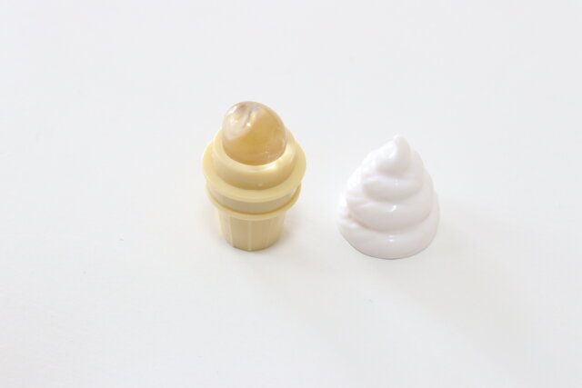 セリアのソフトジェルメイクブラシ ミニのフタを開ける