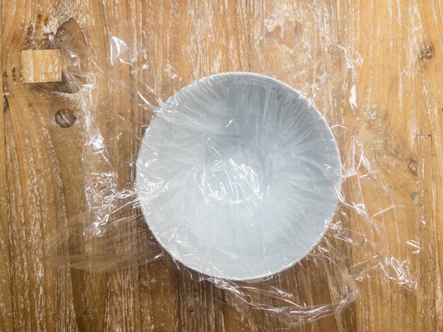 茶碗ぐらいの大きさの耐熱性の器に、サランラップを大きめに切って器にぴったり貼り付けるように敷きます。