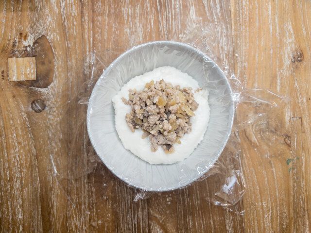 肉そぼろを大さじ2杯くらい、こんもりと入れます