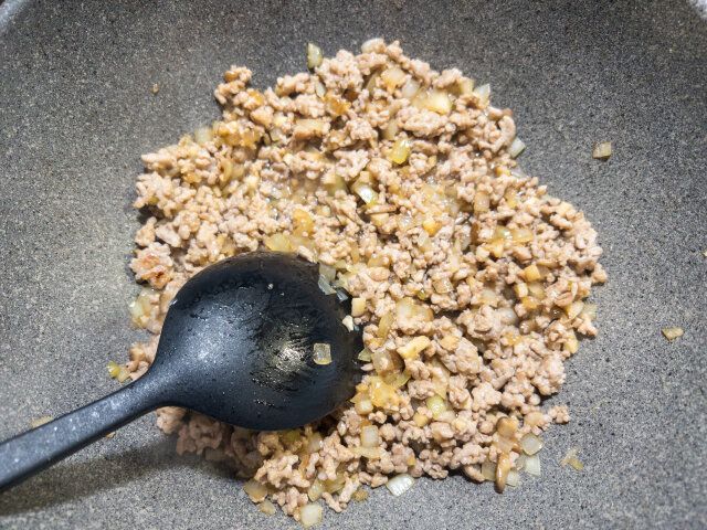 豚ひき肉を加えて塩をひとつまみ（分量外）加え、白っぽくなるまで炒め、玉ねぎ・椎茸を加えてさらに炒め、オイスターソース・醤油・砂糖・塩コショウで味を整えます。