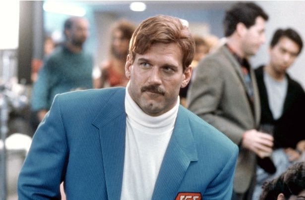 素手殺しにこだわるキャプテン・フリーダム(『バトルランナー』) [c]TriStar Pictures/courtesy Everett Collection