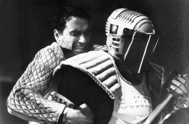 アイスホッケー姿のサブゼロ(『バトルランナー』) [c]TriStar Pictures/courtesy Everett Collection