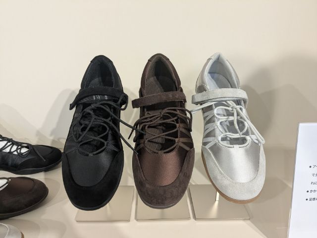 レースアップバレエスニーカーの展示