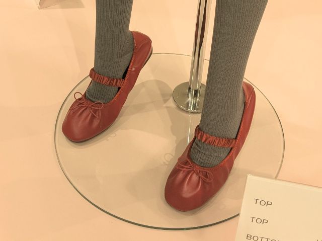 マネキンが着用する赤のストラップバレエスニーカー