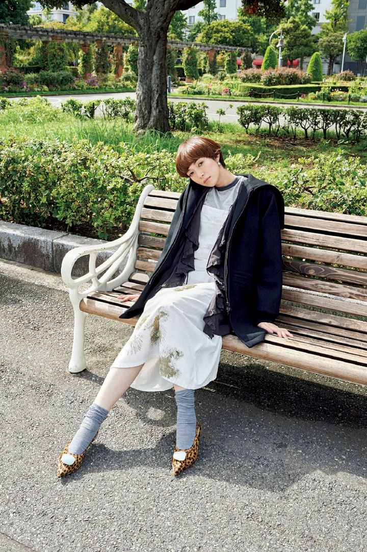 コート¥94,600（ハイク／ボウルズ） 中に着たブラウス¥39,600（ウーア／シップス インフォメーションセンター） ジャンパースカート¥53,900（RH ヴィンテージ／ロンハーマン） 中に着たTシャツ¥7,700（オブラダ／シンチ） ピアス¥20,900（ニナ·エ·ジュール／ショールーム ロイト） パンプス¥79,200（ネブローニ／フラッパーズ） ソックス（スタイリスト私物）