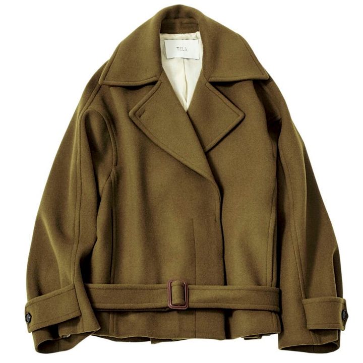 ドロップショルダーやウエストベルトがこなれ感を添えるウールコート。ハンサムなカーキは、オンオフで頼れる。¥109,360（テラ／ティースクエア プレスルーム）