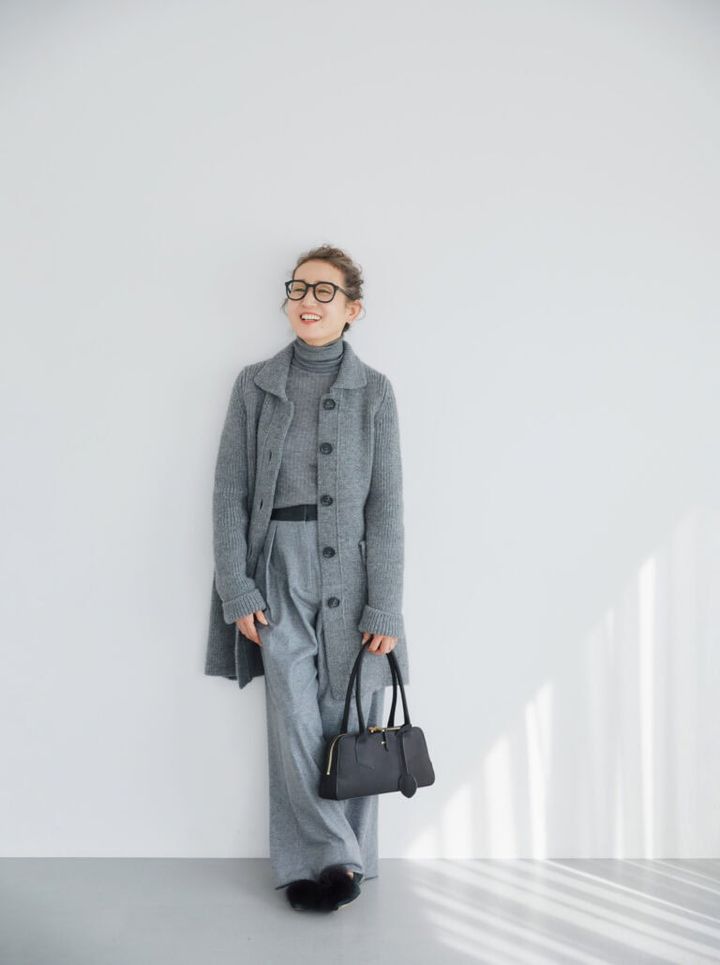 ロングカーディガン、バッグ／ともにヌメロ ヴェントゥーノ、中に着たタートルネックニット／ドゥロワー、パンツ／リビアナ コンティ、メガネ／リンダ ファロー、ピアス／メシカ、シューズ／ジミー チュウ（すべて私物）