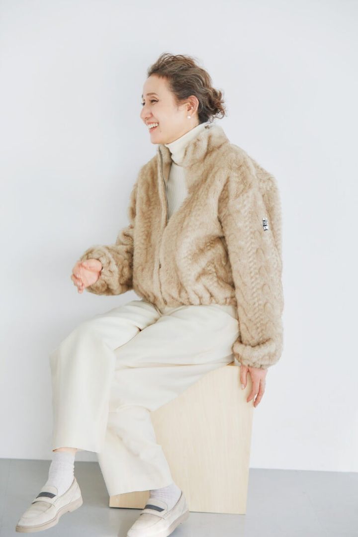 ブルゾン／エルマンノ・フィレンツェ、中に着たニット／ブラミンク、パンツ／セレクトショップで購入、ピアス／オーダーメイド、イヤカフ／ヒロタカ、ソックス／カルツェドニア、シューズ／ブルネロ クチネリ（すべて私物）