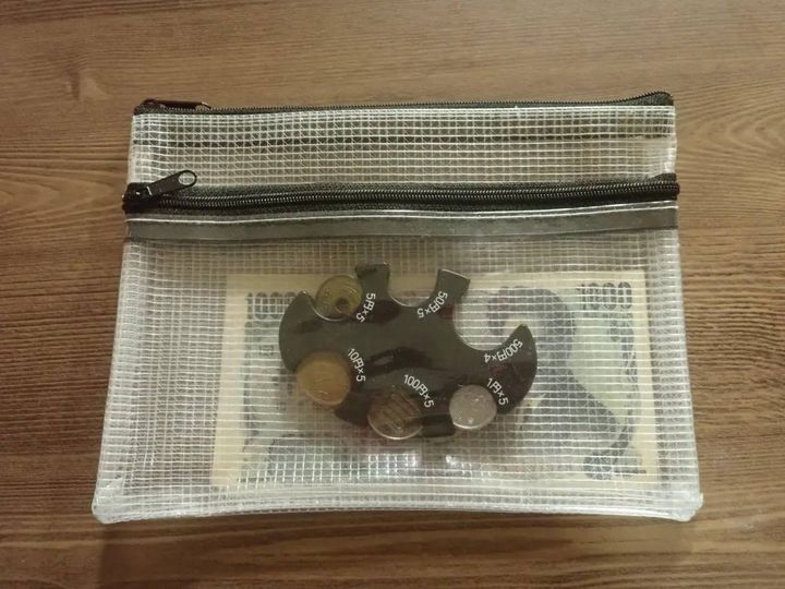 DAISO(ダイソー)：ファイルケース(ダブルジッパー、B6)