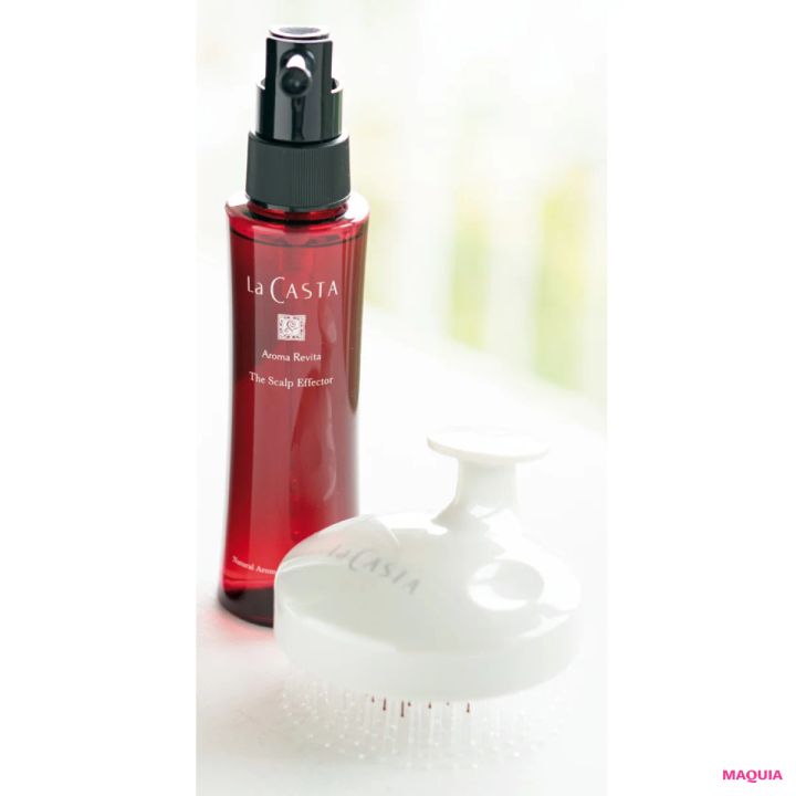 美容家 小林ひろ美おすすめ頭皮ケア （左）ラ・カスタ アロマ リヴァイタ ザ スキャルプエフェクター （右）ラ・カスタ ヘッドスパ バスタイムブラシ