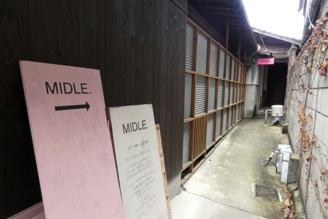 MIDLE. お店へ向かう路地