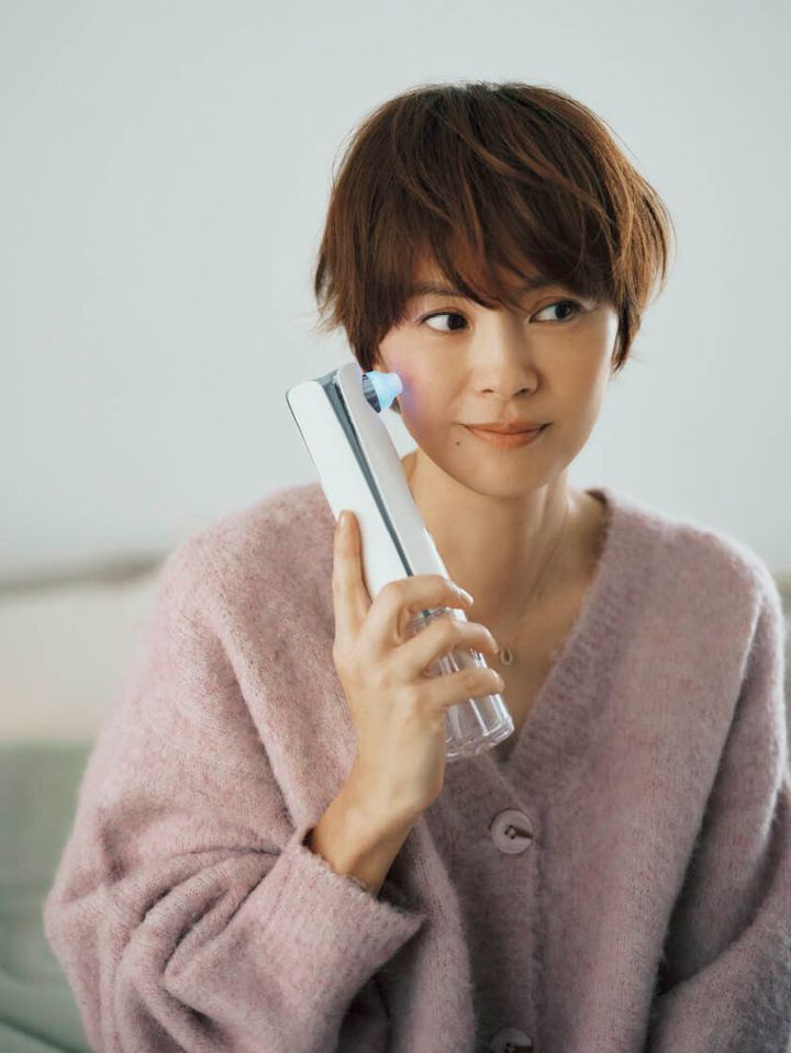 リファハイドラクリア2万7500円（MTG）ニット4400円（クロス ファンクション／クロスプラス） ネックレス26万4000円（ベッティーナ ジャヴァエリ／ロンハーマン）