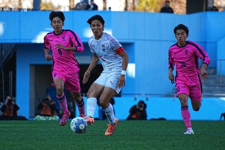 画像: スルーパスを出す中野（写真：浅野凜太郎）