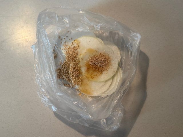 ポリ袋に調味料を入れる