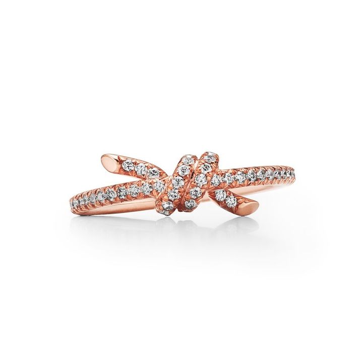 ティファニー ノット リング ¥753,500／TIFFANY ＆ CO.（ティファニー・アンド・カンパニー・ジャパン・インク 0120-488-712）