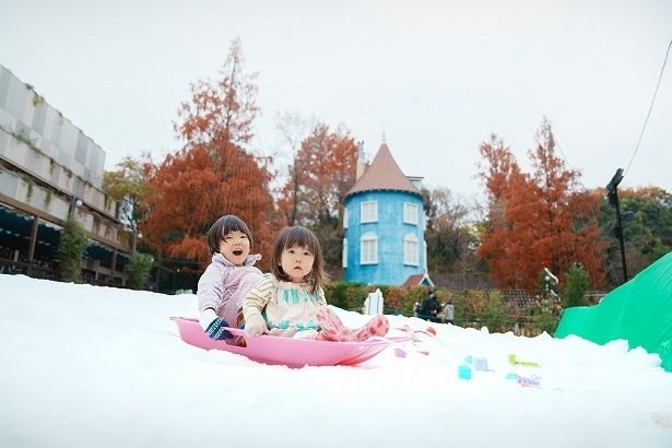 ムーミン屋敷をバックにそり遊びも楽しめる