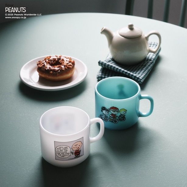 「ミルクガラスマグカップ」(各6930円)