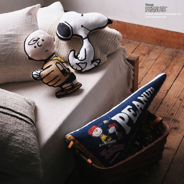 「ダイカットクッション」(各3300円)、「ペナント型クッション」(3300円)