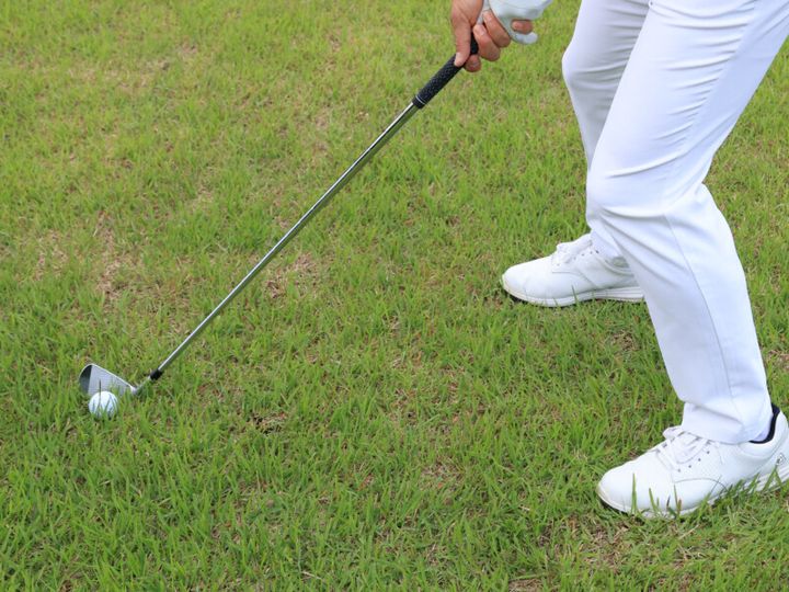 傾斜地の打ち方をベテランプロが解説！長い時間立てるバランスが大事