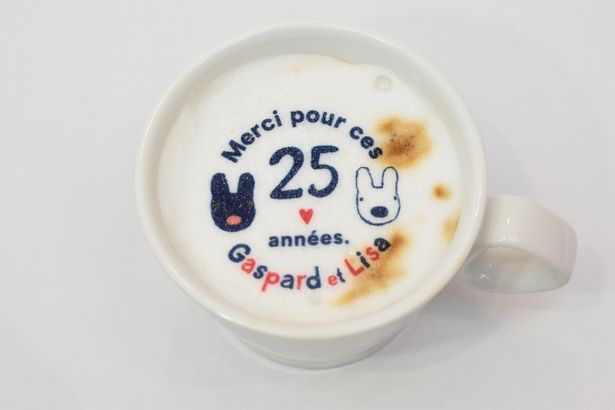 「リサとガスパール25周年ラテ」(990円※テイクアウト有)